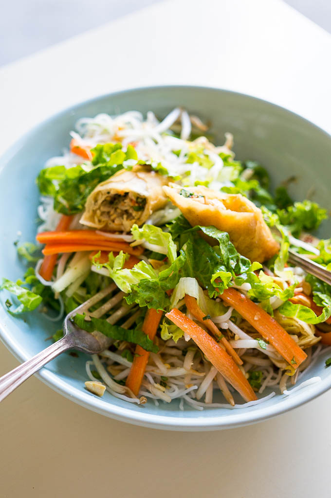 Mallinnettu vietnamilaisen Egg Roll Noodle Salad -salaatin mukaan pienestä suosikkiravintolastani Minneapolisissa, tämä on täydellinen make-in, take-out-ruoka!